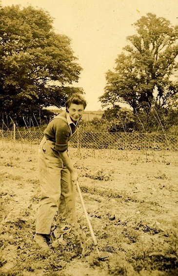 July_1943_mary_land_army_at_ley_farm